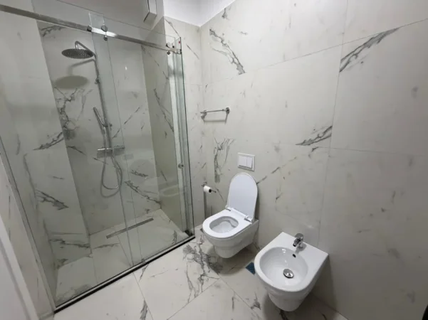 Tirane, jepet me qera apartament 1+1 Kati 3, 67 m² 1.000 € (Liqeni i Thate)