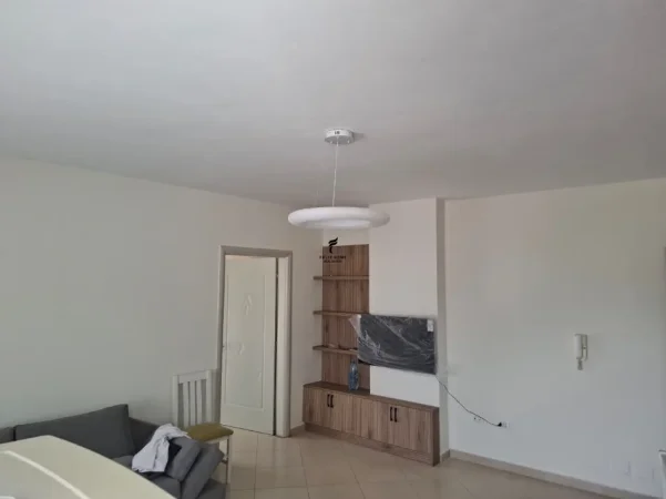 Tirane, jepet me qera apartament 1+1 Kati 5, 79 m² 500 € (TREGU ELEKTRIK)