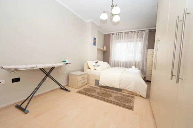 Tirane, jepet me qera apartament 2+1 Kati 4, 90 m² 650 € (BLLOKU)