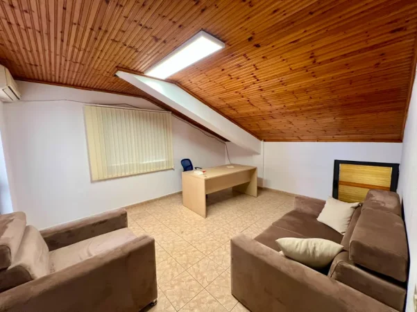 Tirane, jepet me qera apartament 3+1+Ballkon Kati 4, 130 m² 600 € (Pazari i ri)