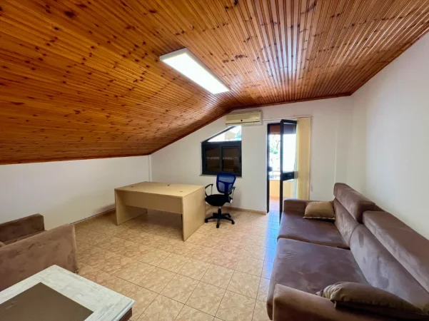 Tirane, jepet me qera apartament 3+1+Ballkon Kati 4, 130 m² 600 € (Pazari i ri)
