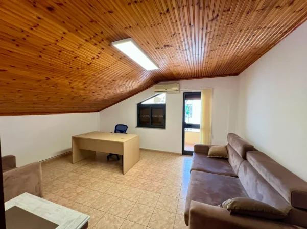 Tirane, jepet me qera apartament 3+1+Ballkon Kati 4, 130 m² 600 € (Pazari i ri)