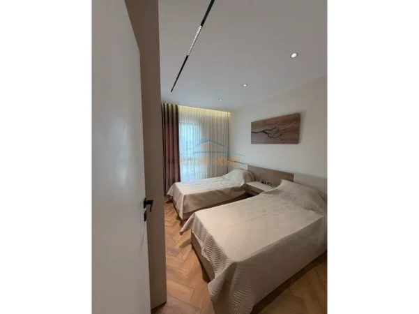 Tirane, shitet apartament 2+1+Aneks+Ballkon Kati 7, 101 m² 240.000 € 