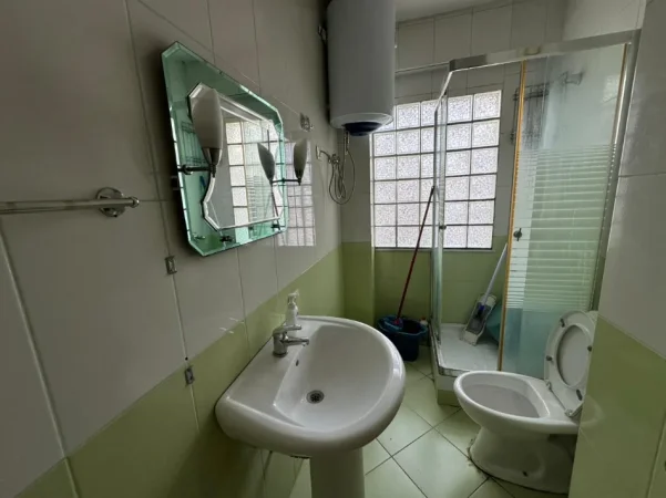 Tirane, jepet me qera apartament 2+1 Kati 5, 110 m² 520 € (Rruga Jordan Misja)