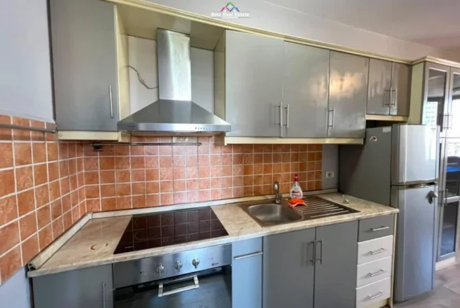 Tirane, jepet me qera apartament 1+1+Ballkon Kati 5, 75 m² 800 € (rruga elbasanit)