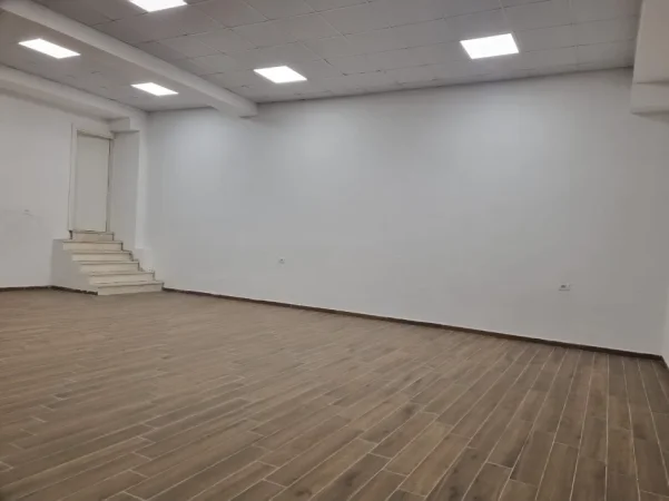 Tirane, shitet ambjent biznesi Kati 0, 100 m² 200.000 € 
