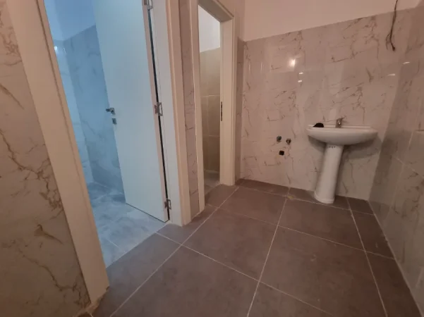 Tirane, shitet ambjent biznesi Kati 0, 100 m² 200.000 € 