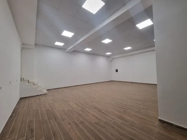 Tirane, jepet me qera ambjent biznesi Kati 0, 100 m² 850 € 