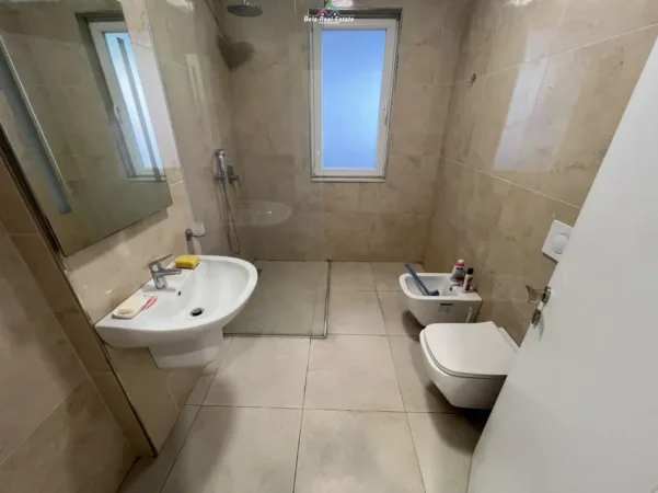 Tirane, jepet me qera zyre Kati 2, 94 m² 730 € (mine peza)