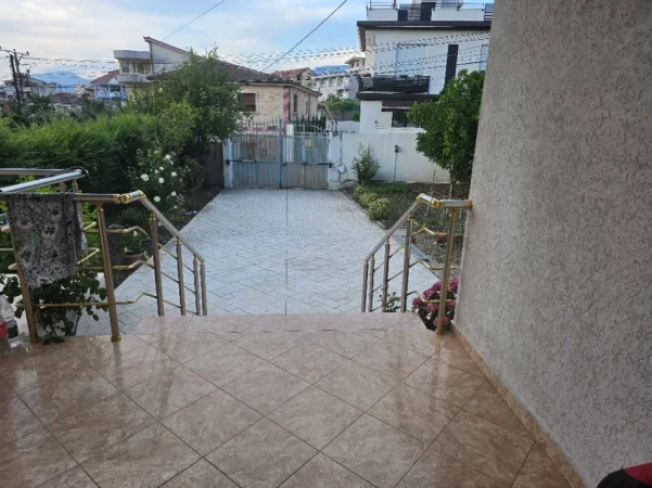 jepet me qera apartament 1+1 ne nje shtepi private , 450 € (Rruga 3 vellezerit Kondi, tek Vilat Amerikane.)
