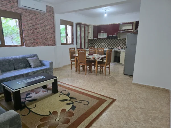 jepet me qera apartament 1+1 ne nje shtepi private , 450 € (Rruga 3 vellezerit Kondi, tek Vilat Amerikane.)