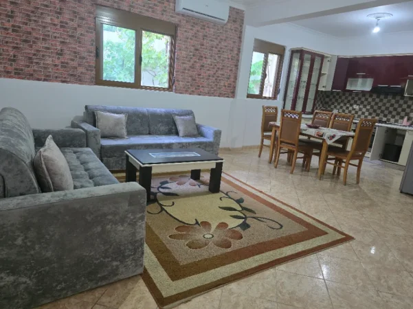 jepet me qera apartament 1+1 ne nje shtepi private , 450 € (Rruga 3 vellezerit Kondi, tek Vilat Amerikane.)
