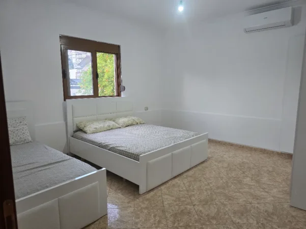 jepet me qera apartament 1+1 ne nje shtepi private , 450 € (Rruga 3 vellezerit Kondi, tek Vilat Amerikane.)