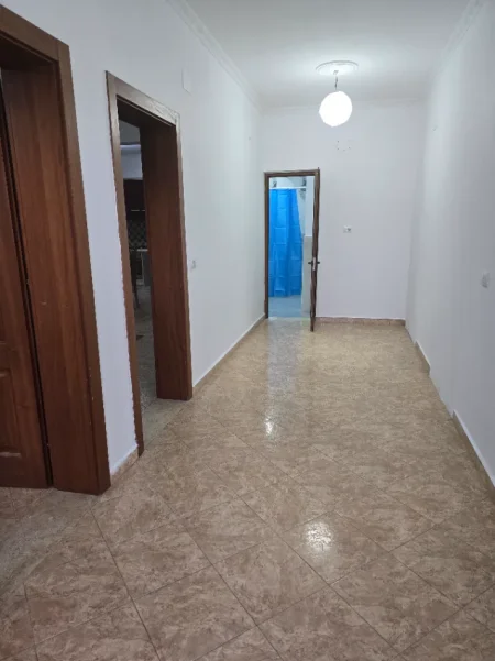 jepet me qera apartament 1+1 ne nje shtepi private , 450 € (Rruga 3 vellezerit Kondi, tek Vilat Amerikane.)