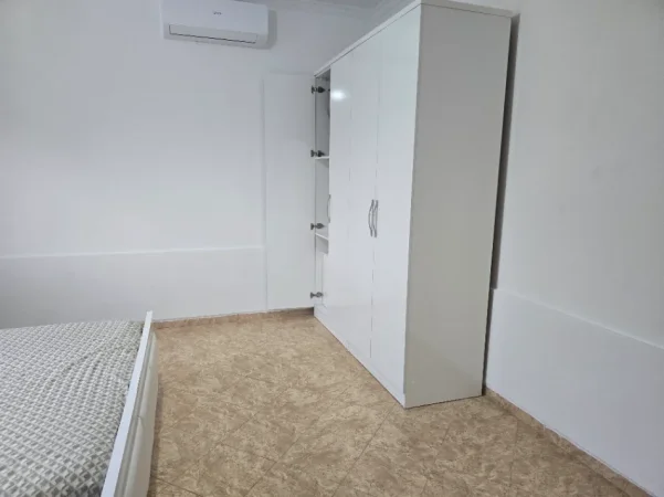 jepet me qera apartament 1+1 ne nje shtepi private , 450 € (Rruga 3 vellezerit Kondi, tek Vilat Amerikane.)
