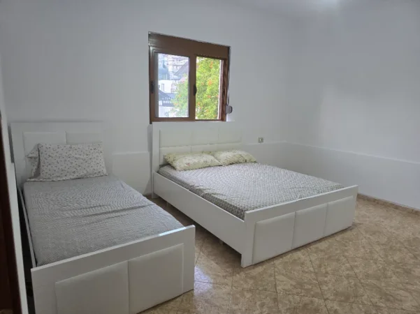 jepet me qera apartament 1+1 ne nje shtepi private , 450 € (Rruga 3 vellezerit Kondi, tek Vilat Amerikane.)