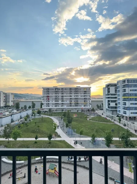 Tirane, jepet me qera apartament 2+1+Ballkon Kati 4, 95 m² 550 € (Apartament 2+1+2+Parking Pet Qera Univers City Plotesisht I Mobiluar Pamje Parku)