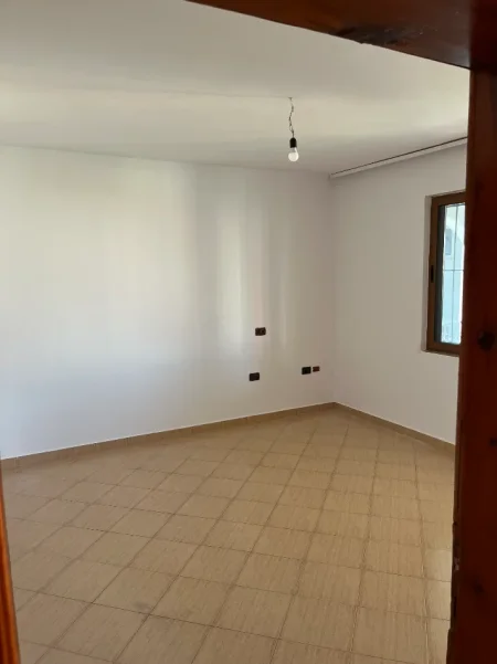 Tirane, jap me qera apartament 2+1+Ballkon Kati 2, 350 € (Luan peza)