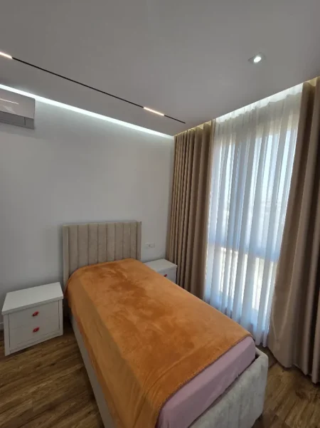 Tirane, jepet me qera apartament 2+1+2+Ballkon Kati 2, 102 m² (Bulevardi Zogu i 1)