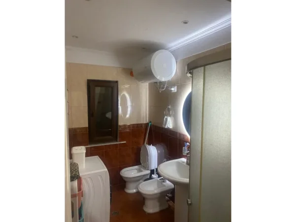 Tirane, jepet me qera apartament 2+1 Kati 5, 600 m² 600 € (xhamlliku)