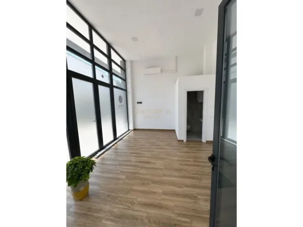 Tirane, jepet me qera ambjent biznesi Kati 0, 27 m² 400 € (Pazari i Ri ENT142766)
