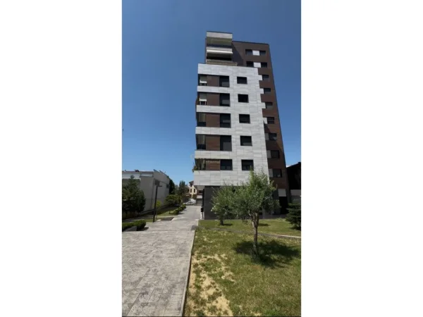 Tirane, jepet me qera ambjent biznesi Kati 0, 27 m² 400 € (Pazari i Ri ENT142766)