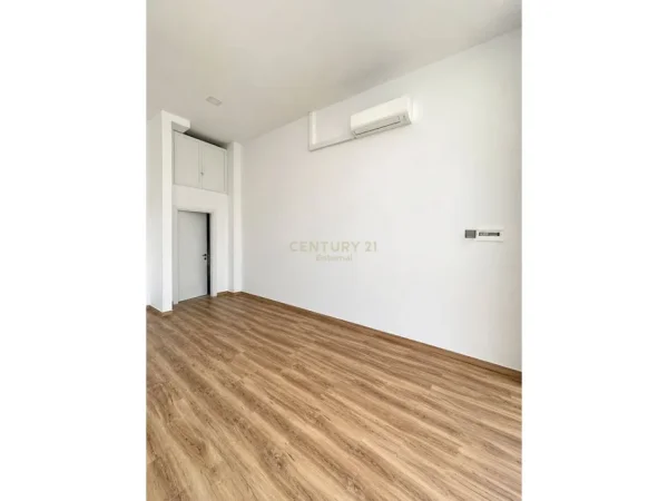 Tirane, jepet me qera ambjent biznesi Kati 0, 53 m² 800 € (Pazari i Ri ENT142765)