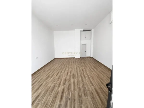 Tirane, jepet me qera ambjent biznesi Kati 0, 53 m² 800 € (Pazari i Ri ENT142765)