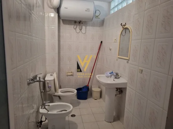 Tirane, jepet me qera apartament 2+1+Ballkon Kati 3, 71 m² 520 € (BRRYL)