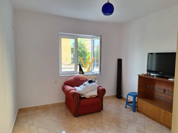 Tirane, jepet me qera apartament 2+1+Ballkon Kati 3, 71 m² 520 € (BRRYL)