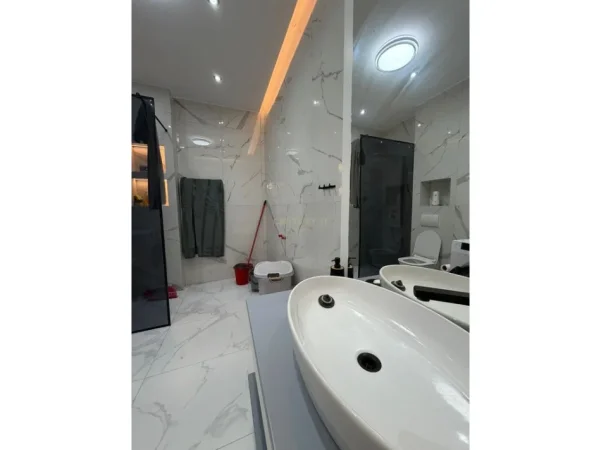 Vlore, jepet me qera apartament 2+1+Aneks+Ballkon Kati 9, 120 m² 310.000 € (Lungomare)