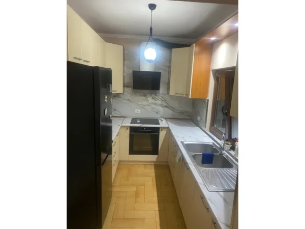 Tirane, jepet me qera apartament 2+1 Kati 5, 120 m² 600 € (Varri i Bamit Premier142744)