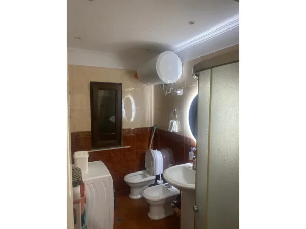Tirane, jepet me qera apartament 2+1 Kati 5, 120 m² 600 € (Varri i Bamit Premier142744)