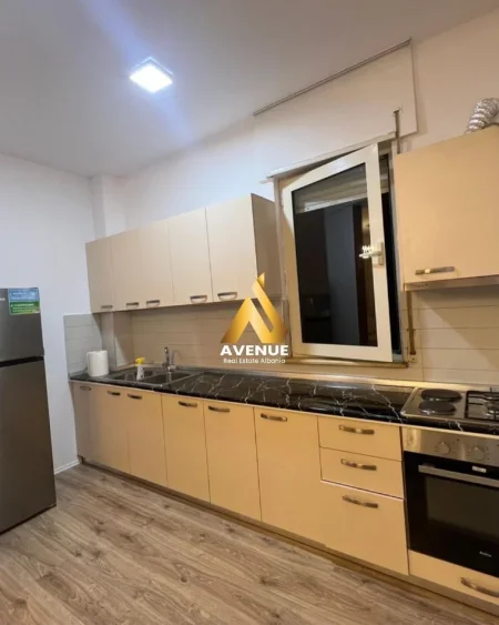 Tirane, jepet me qera apartament 1+1+Ballkon Kati 5, 88 m² 600 € (Rruga Hamdi Sina)