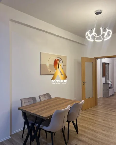 Tirane, jepet me qera apartament 1+1+Ballkon Kati 5, 88 m² 600 € (Rruga Hamdi Sina)