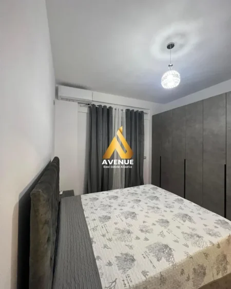 Tirane, jepet me qera apartament 1+1+Ballkon Kati 5, 88 m² 600 € (Rruga Hamdi Sina)
