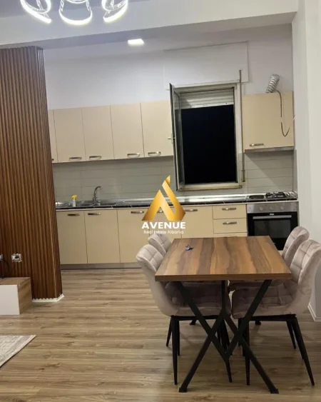 Tirane, jepet me qera apartament 1+1+Ballkon Kati 5, 88 m² 600 € (Rruga Hamdi Sina)