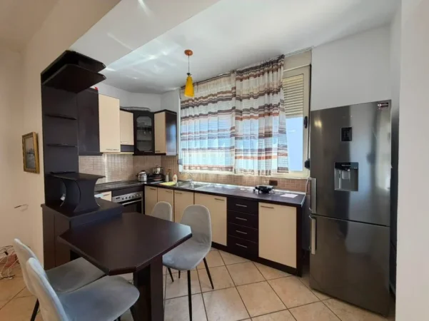 Tirane, jepet me qera apartament 2+1+Ballkon Kati 3, 95 m² 650 € (21 Dhjetori)