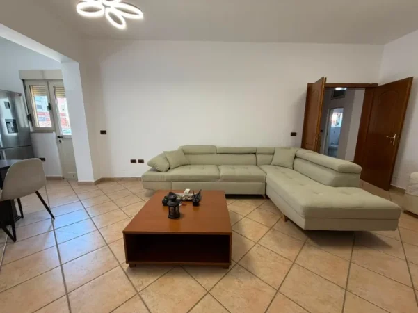 Tirane, jepet me qera apartament 2+1+Ballkon Kati 3, 95 m² 650 € (21 Dhjetori)