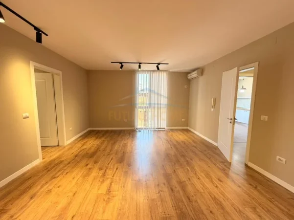 Tirane, jepet me qera ambjent biznesi Kati 4, 100 m² 1.000 € (ish ekspozita)