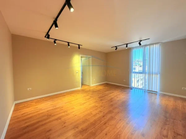 Tirane, jepet me qera ambjent biznesi Kati 4, 100 m² 1.000 € (ish ekspozita)