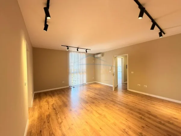 Tirane, jepet me qera ambjent biznesi Kati 4, 100 m² 1.000 € (ish ekspozita)