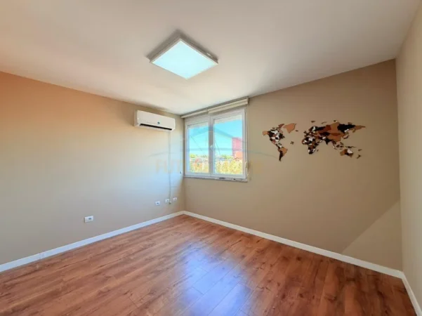 Tirane, jepet me qera ambjent biznesi Kati 4, 100 m² 1.000 € (ish ekspozita)
