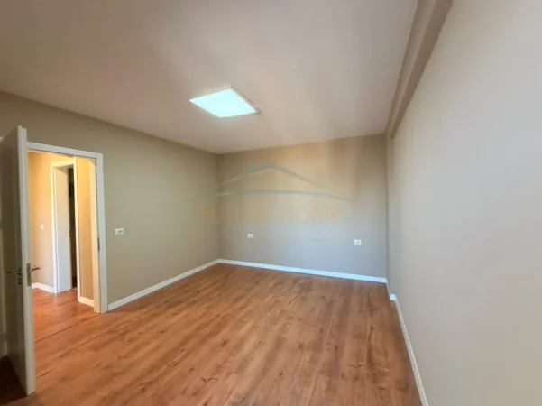 Tirane, jepet me qera ambjent biznesi Kati 4, 100 m² 1.000 € (ish ekspozita)