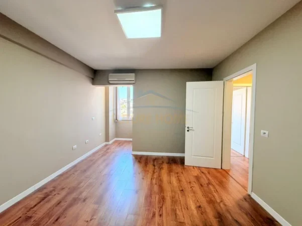 Tirane, jepet me qera ambjent biznesi Kati 4, 100 m² 1.000 € (ish ekspozita)