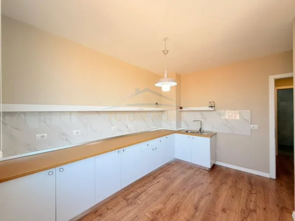 Tirane, jepet me qera ambjent biznesi Kati 4, 100 m² 1.000 € (ish ekspozita)