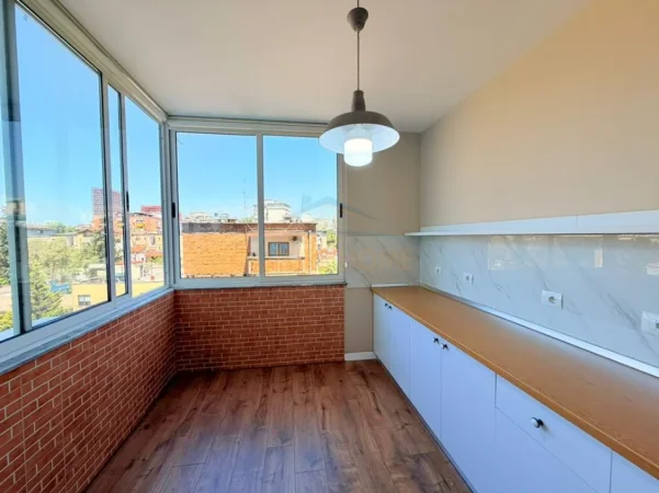 Tirane, jepet me qera ambjent biznesi Kati 4, 100 m² 1.000 € (ish ekspozita)
