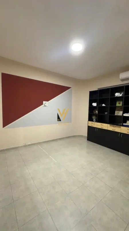 Tirane, jepet me qera ambjent biznesi Kati 2, 120 m² 950 € (RRUGA E DURRESIT)