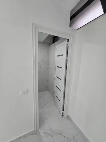 Tirane, shitet dyqan , 50 m² 70.000 € (Prane Komunes se Parisit)