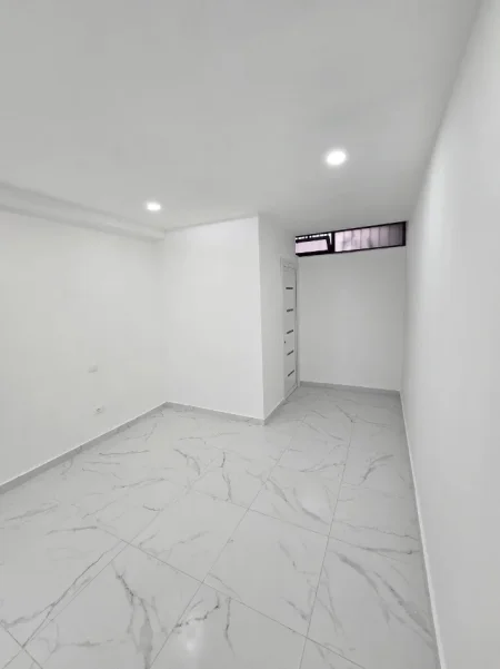 Tirane, shitet dyqan , 50 m² 70.000 € (Prane Komunes se Parisit)